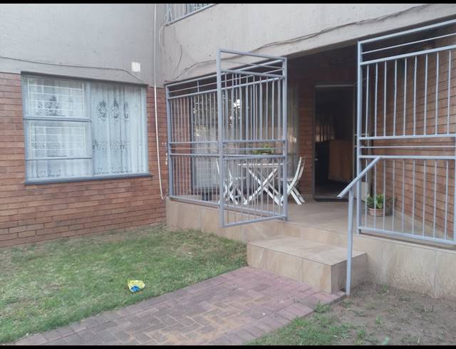 2 BEDROOM FLAT FOR SALE IN VANDERBIJLPARK CE 3